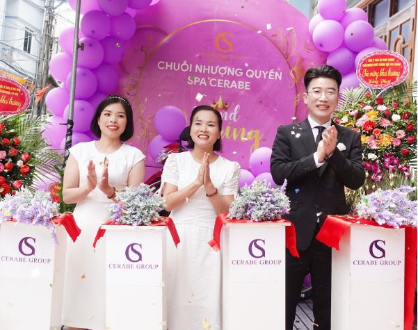 CEO Phạm Thủy cắt băng khai trương cùng Giám đốc Shin Jong Ho và đại sứ Đặng Lan