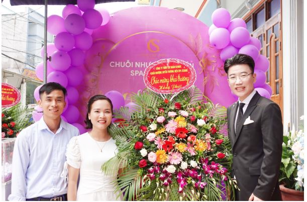Giám đốc điều hành Shin Jong Ho tặng lãng hoa chúc mừng khai trương hồng phát