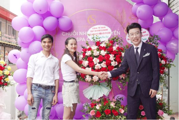 Giám đốc điều hành Shin Jong Ho tặng lãng hoa chúc khai trương hồng phát