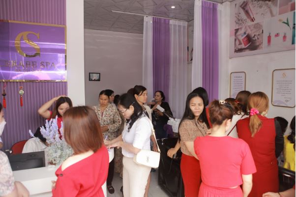 khách hàng chật kín cả Spa