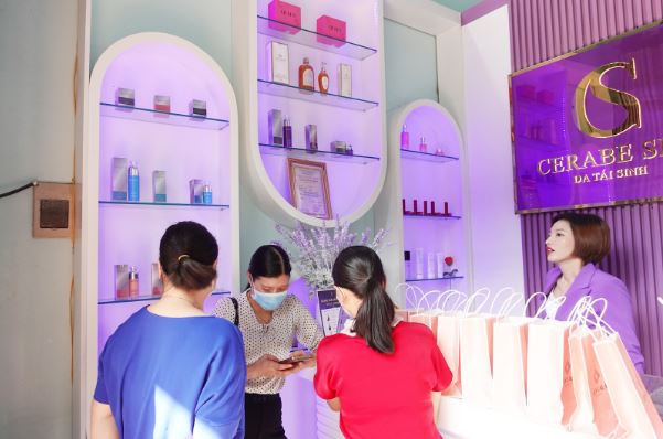 Khách hàng nhận hàng ngàn phần quà may mắn