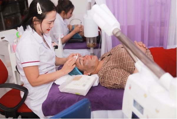 Chuyên gia Cerabe chăm sóc da mặt cho khách hàng