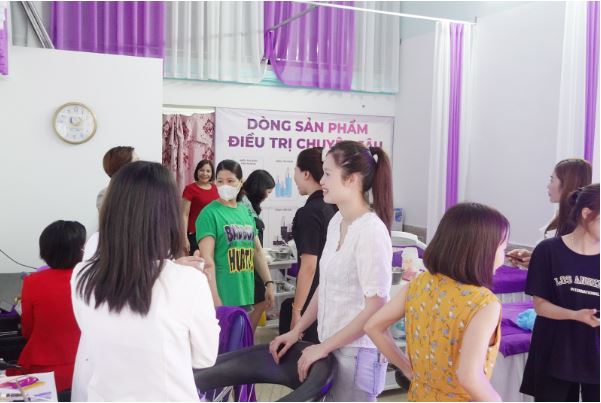 Khách hàng đông kín Spa Cerabe cơ sở 50