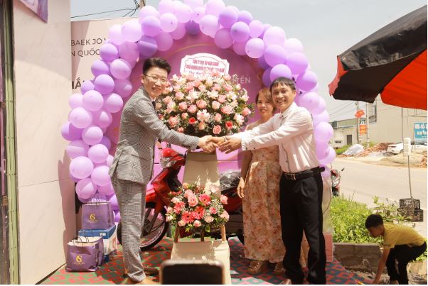 Giám đốc Shin Yong Ho gửi lãng hoa chúc mừng khai trương hồng phát