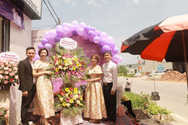 Rất nhiều lãng hoa và lời chúc được gửi đến chị chủ Spa Nguyễn Ngoan