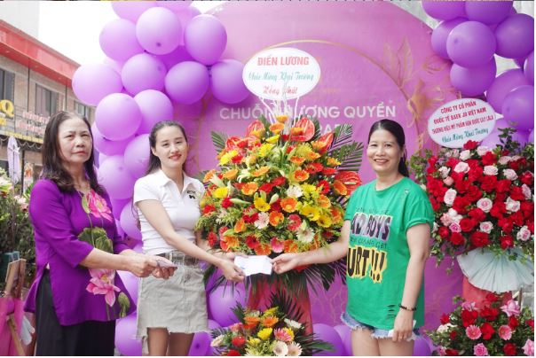 Rất nhiều món quà được gửi đến chị chủ Spa Nguyễn Tuyết