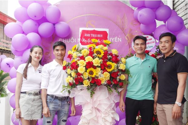 Chụp ảnh lưu niệm khai trương Cerabe Spa cơ sở 50