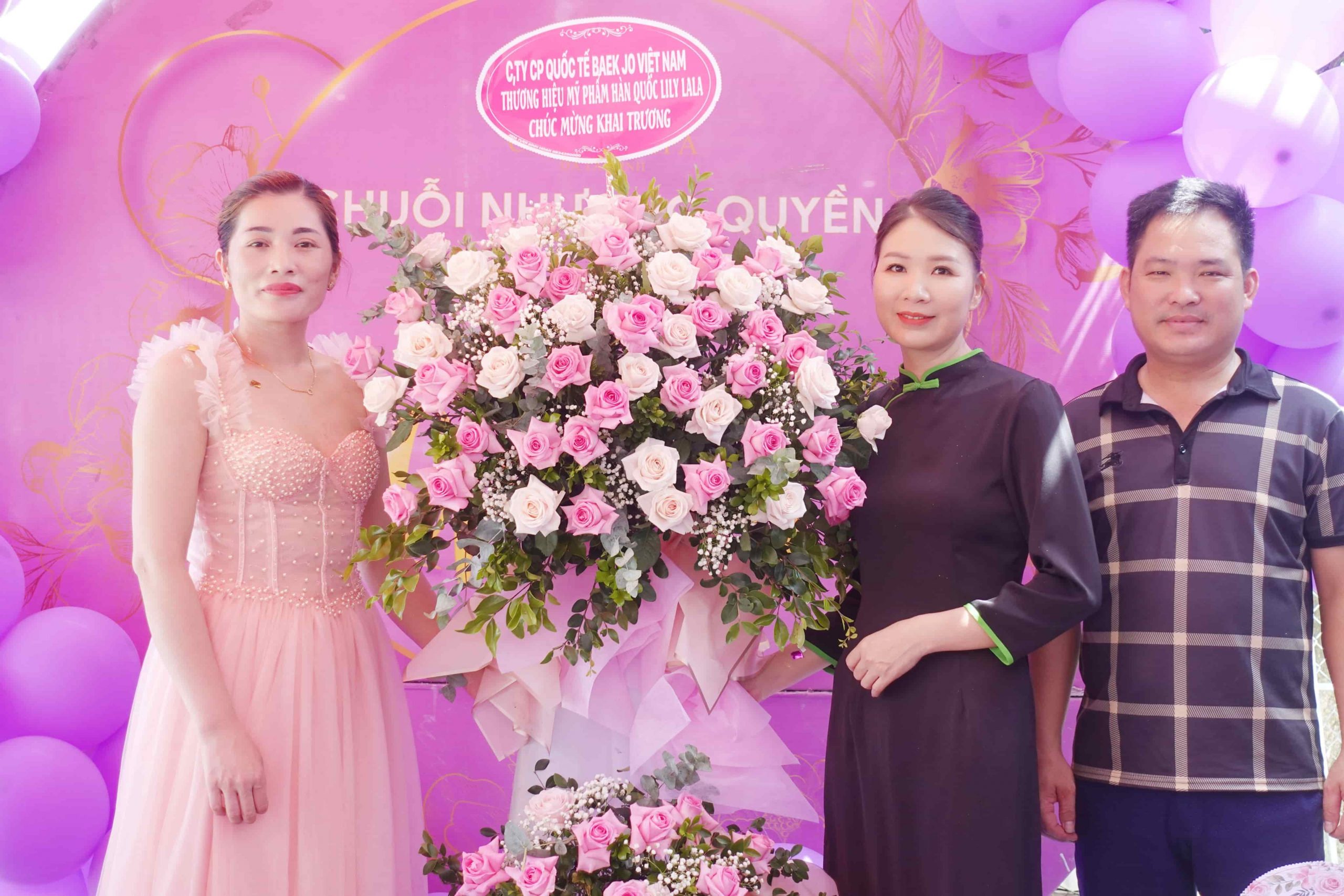 Giám đốc Đặng Nghi gửi lãng hoa chúc mừng Cerabe Spa khai trương hồng phát