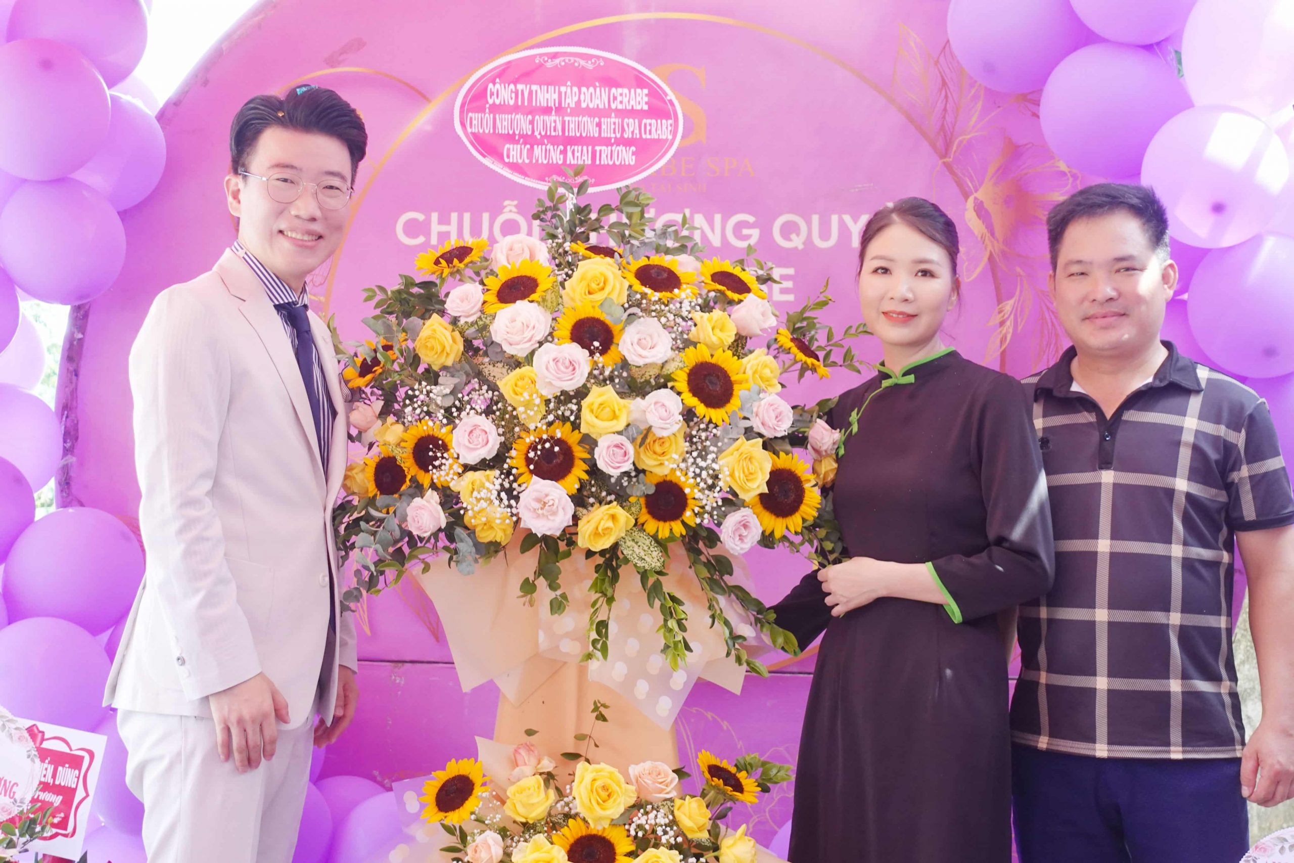 Giám đốc điều hành Shin Jong Ho tặng lãng hoa và gửi lời chúc mừng tân chủ Spa Hoàng Lưu