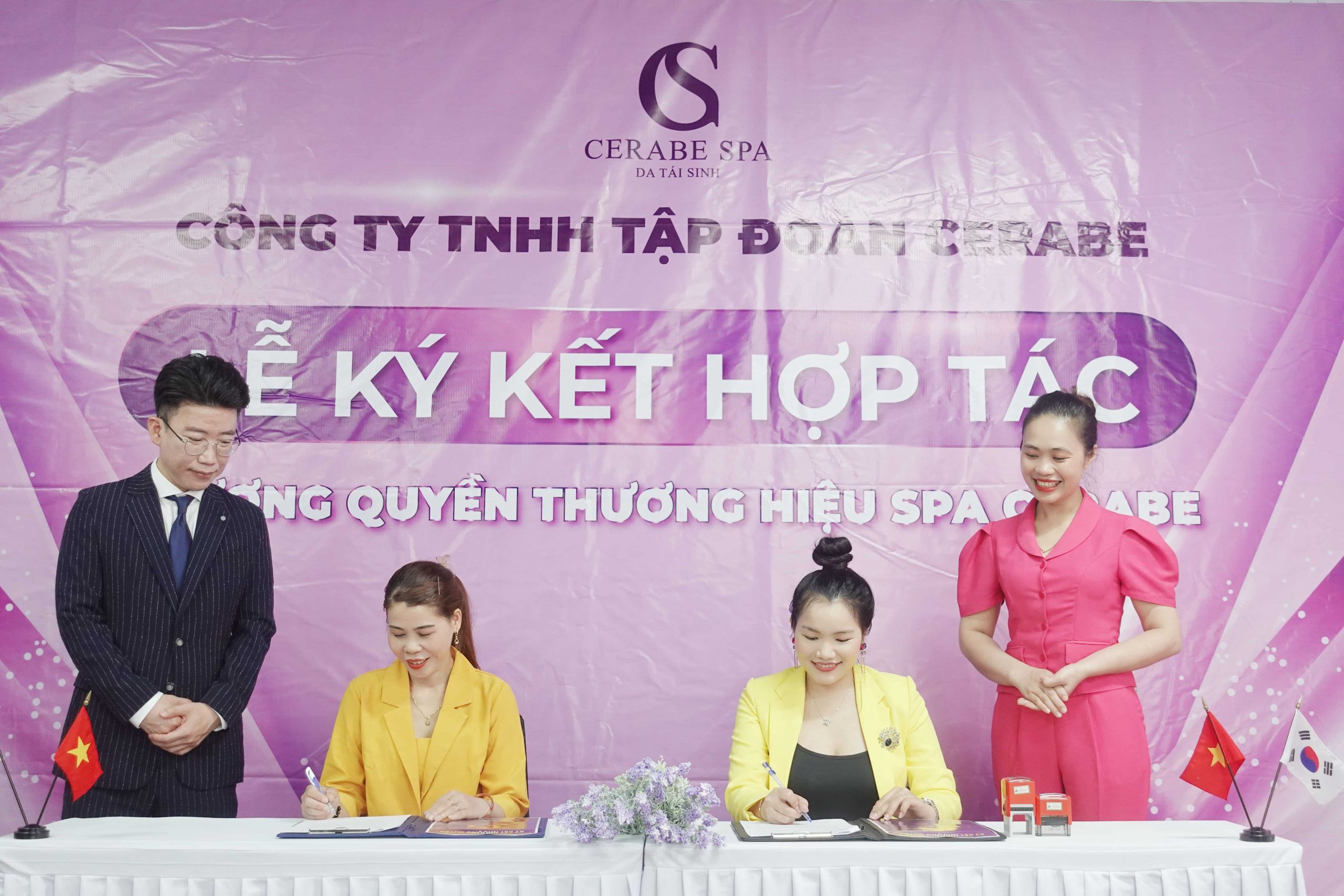 CEO Nguyễn Thị Anh và Tổng giám đốc Đặng Thị Bắc ký vào bản hợp đồng nhượng quyền thương hiệu Spa Cerabe 