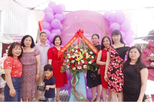 Rất nhiều lãng hoa và lời chúc được gửi đến CEO Hứa Bắc