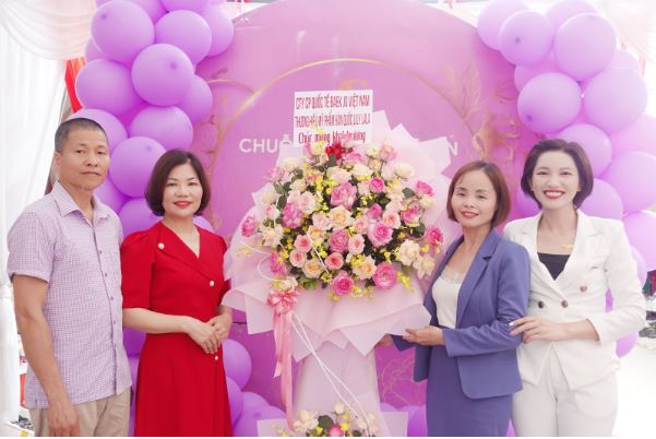 Rất nhiều lãng hoa và lời chúc được gửi đến CEO Hứa Bắc