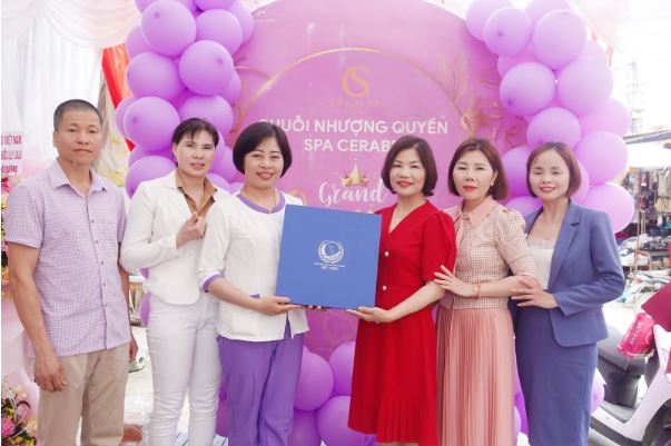 Giảng viên Nguyễn Bình gửi phần quà chúc mừng khai trương Cerabe Spa cơ sở 46