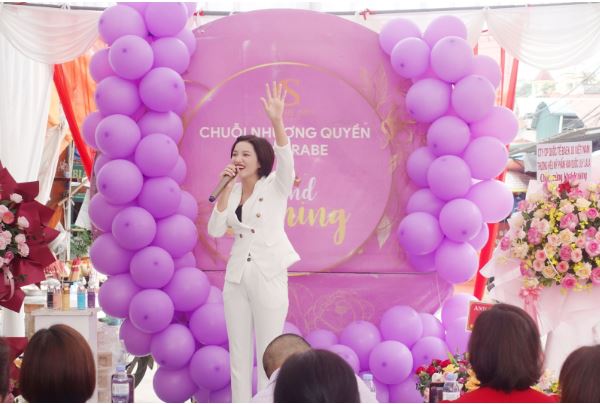 Giám đốc marketing Đặng Nga khấy động chương trình trong buỗi lễ khai trương