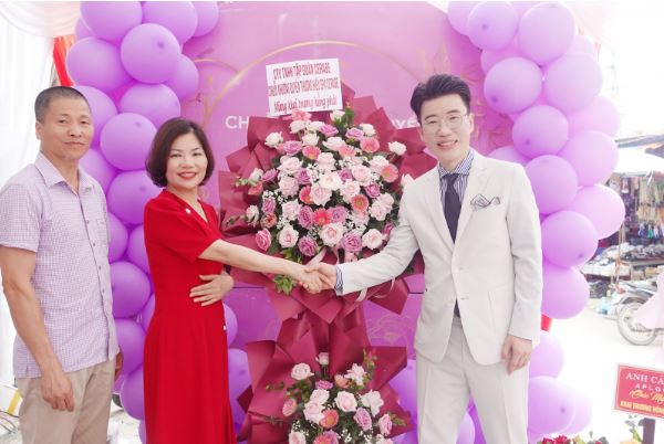 Giám đốc Shin Jong Ho gửi lời chúc và lãng hoa tươi đến chị chủ Hứa Bắc