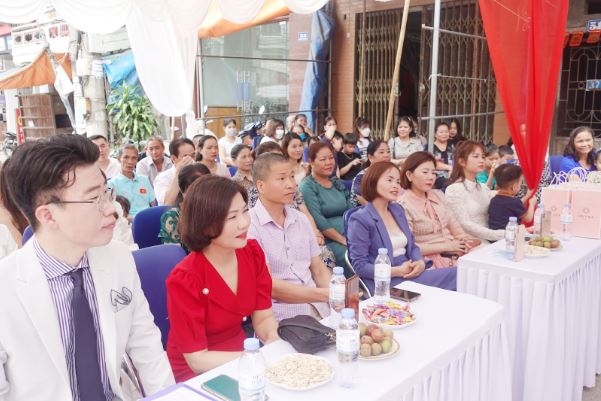 Khách mời tham dự sự kiện khai trương rất đông
