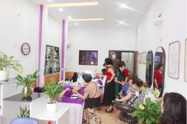 Khách hàng rất đông đang ngồi chờ để được trải nghiệp dịch vụ