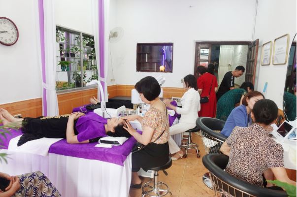 Chuyên gia chăm sóc da chuẩn y khoa thực hiện chăm sóc cho khách hàng