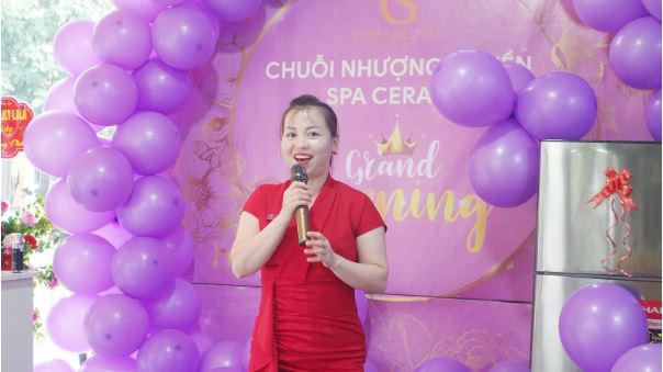 CEO Minh Chuyên phấn khởi phát biểu trong buổi lễ khai trương