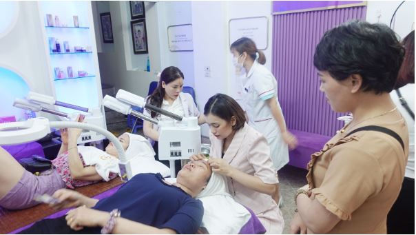Chuyên gia Cerabe Spa chăm sóc da toàn diện cho khách hàng