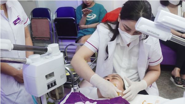 Chuyên gia Cerabe Spa chăm sóc da toàn diện cho khách hàng
