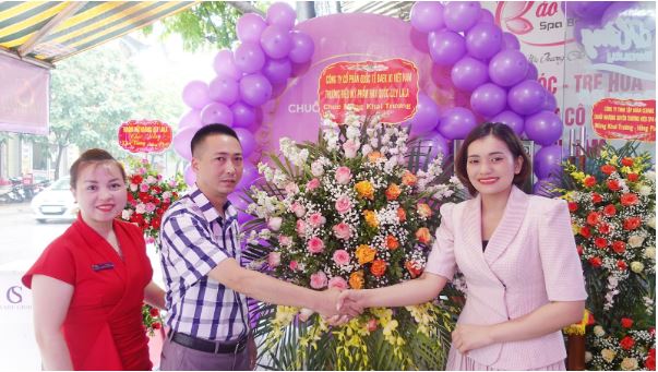 Giám đốc Đặng Phương Thảo chúc khai trương hồng phát