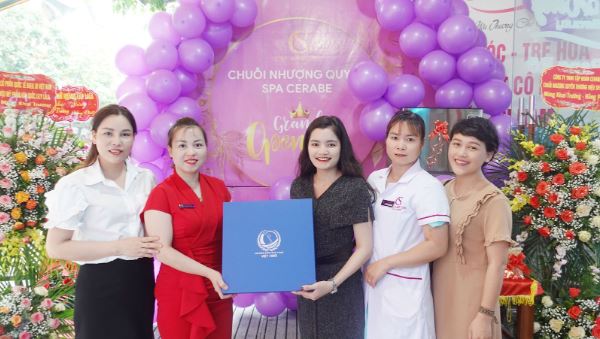 Giảng viên Nguyễn Bình gửi quà chúc mừng