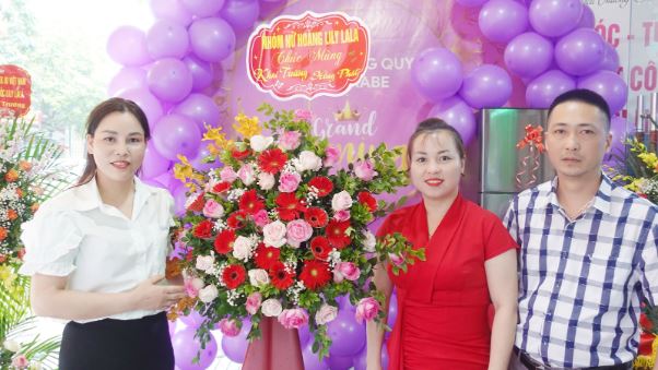 Đại sứ Hoàng Liên chúc mừng Cerabe Spa số 5 với lãng hoa tươi thắm