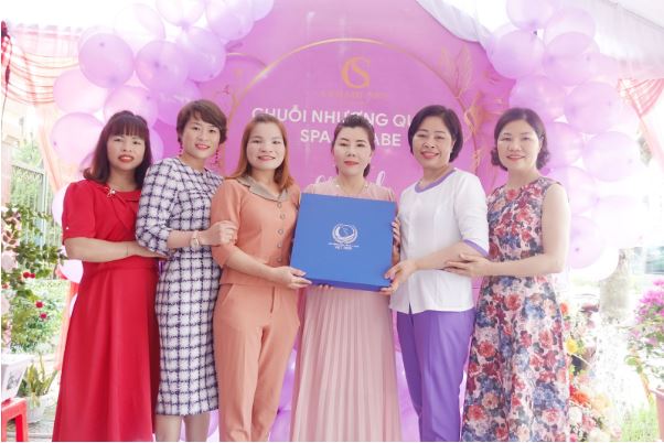 Giảng viên Nguyễn Bình gửi quà tặng chúc Cerabe Spa cơ sở 7 đông khách, bội thu