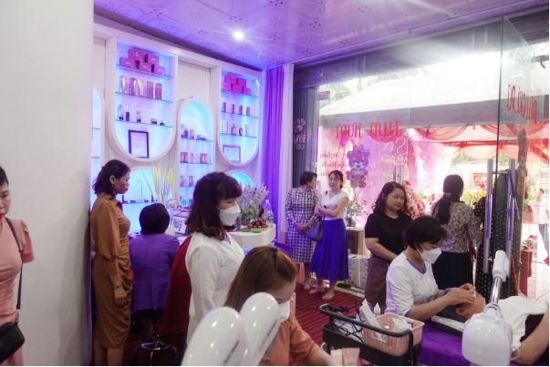 Khách hàng đông chật kín Spa