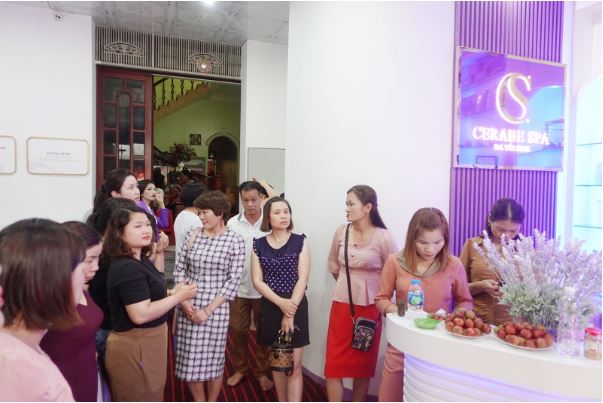 Khách hàng đông kín xếp hàng chờ đến lượt được soi da và để được tư vấn
