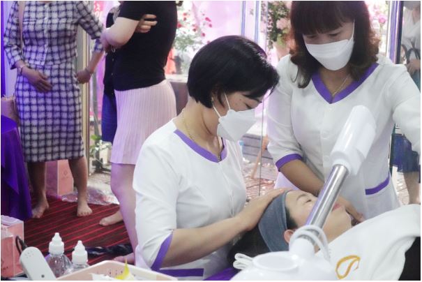 Chuyên gia chăm sóc da chuẩn y khoa cho khách hàng