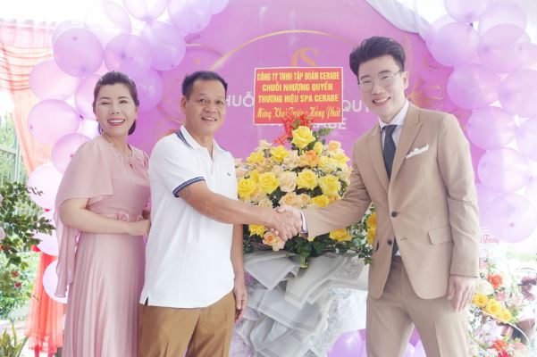 Giám đốc điều hành Shin Jong Ho tặng lãng hoa chúc Cerabe Spa khai trương hồng phát