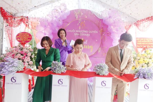 CEO Triệu Kiều , Giám đốc điều hành Shin Jong Ho và giám đốc Đặng Phương Thảo cắt băng khai trương