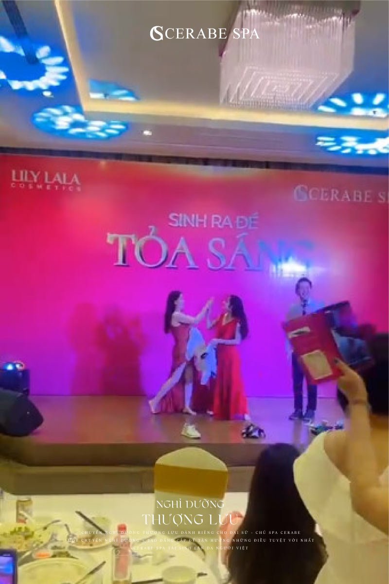 Đại sứ Tú anh và Chủ Spa Cerabe 01 Đặng Liên là người đầu tiên tìm thấy 2 chiếc áo phông trong bữa dạ tiệc của chúng ta