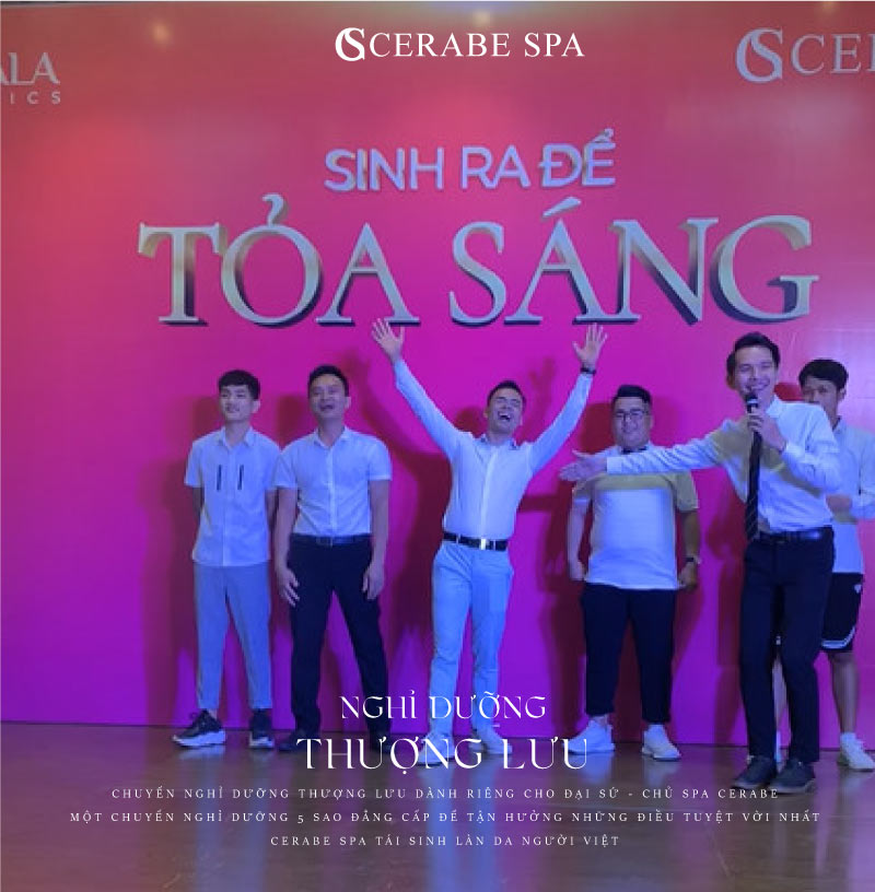 Nam vương Nguyễn Văn Lăng đang vãy chào khán giả trong buổi dạ tiệc