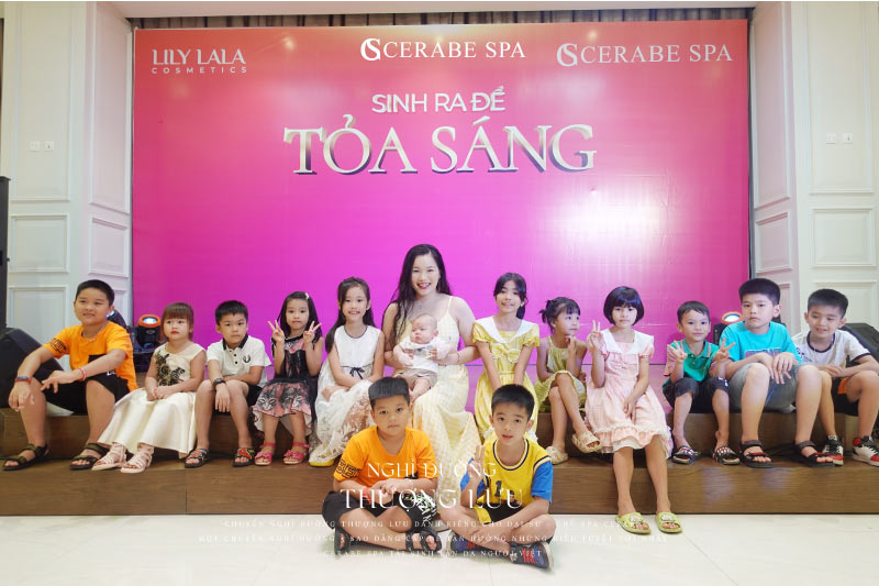 Tổng giám đốc Đặng thị Bắc chụp ảnh cùng các thiên thần của Chuỗi nhượng quyền Cerabe Spa