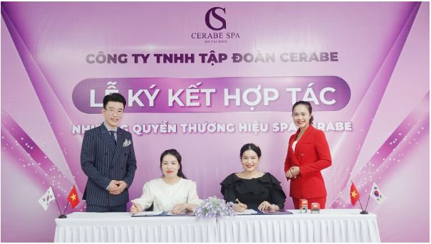 Buỗi lễ ký kết có sự hiện diện của Tổng giám đốc Đặng Thị Bắc, Giám đốc điều hành Shin Jong Ho, Đại sứ Chu Duyên, CEO Ma Thị Loan