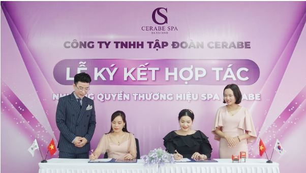 CEO Vi Thị Hồng cùng Tổng giám đốc Đặng Thị Bắc ký vào bản hợp đồng nhượng quyền thương hiệu Cerabe Spa