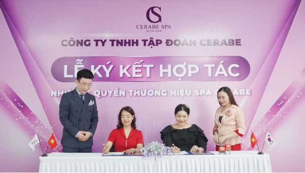 CEO Phạm Thị Lan Anh và Tổng giám đốc Đặng Thị Bắc chính thức ký vào hợp đồng và có hiệu lực