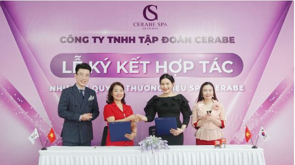 Buỗi lễ ký kết nhượng quyền thương hiệu Cerabe Spa có sự góp mặt của Tổng giám đốc Đặng Thị Bắc, Giám đốc điều hành Shin Jong Ho, đại sứ Nguyễn Duyên và CEO Lan Anh