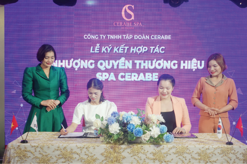 Tổng giám đốc Đặng Thị Bắc và CEO Hoàng Thị Huyền ký kết hợp tác dưới sự chứng kiến giám đốc Phương Thảo và đại sứ Hoàng Huyền 