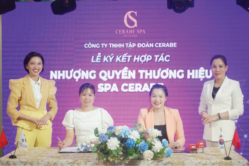 Lễ ký kết có sự góp mặt của Tổng giám đốc Đặng Thị Bắc, giám đốc Phương Thảo, đại sứ Hoàng Liên, tân chủ Spa Kiều Thị Hà