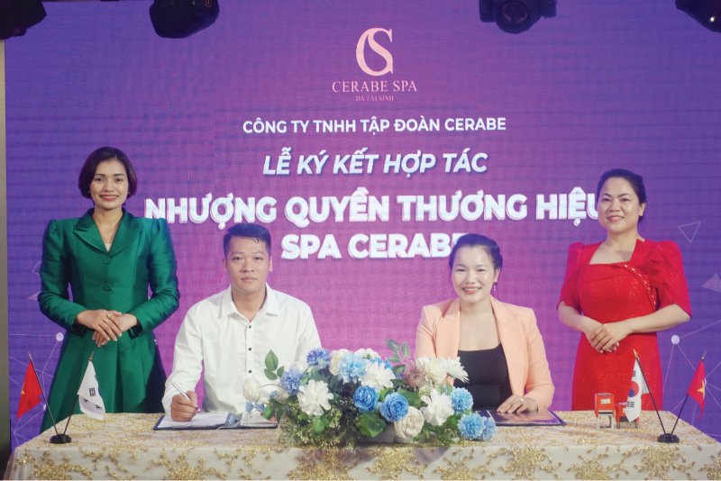 Buổi lễ ký kết có sự góp mặt của Tổng giám đốc Đặng Thị Bắc, giám đốc Phương Thảo, CEO Bùi Công Chính, đại sứ Hoàng Chiêm