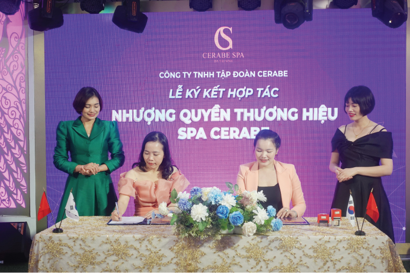 Tân chủ Spa Cerabe Thu Trang và Tổng giám đốc Đặng Thị Bắc cùng ký vào bản hợp đồng nhượng quyền thương hiệu