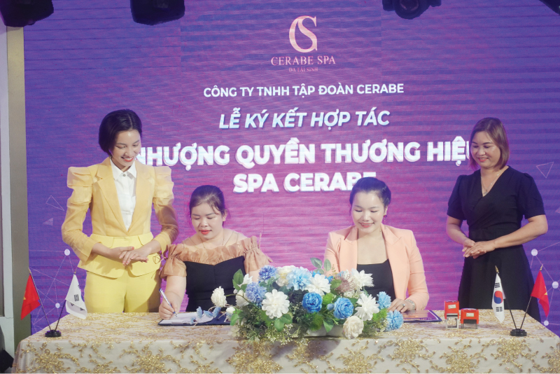 Tổng giám đốc Đặng Thị Bắc và Tân chủ Spa Cerabe Ma Thị Nhuận cùng ký vào bản hợp đồng thỏa thuận nhượng quyền thương hiệu Cerabe Spa