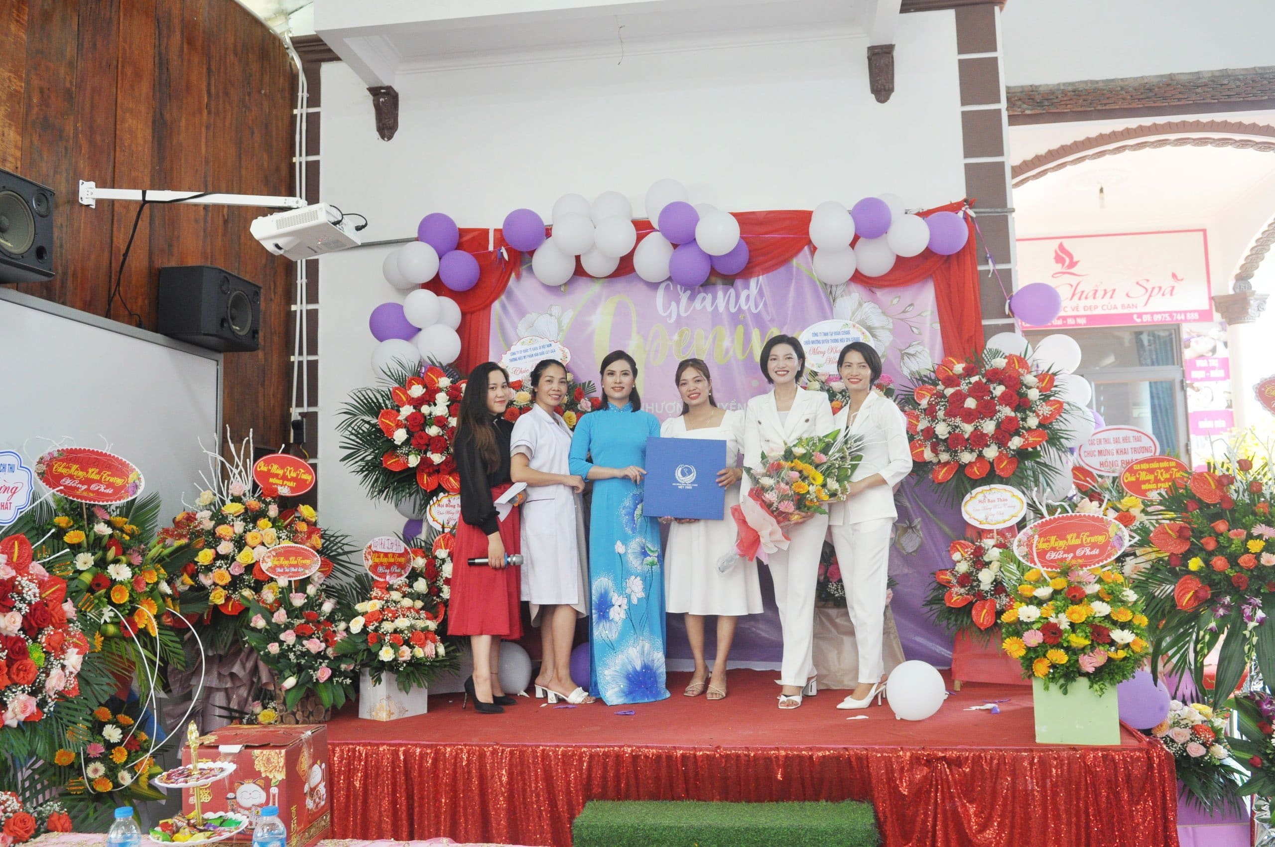 Giảng viên Nguyễn Bình tặng chuyên gia Ngô Ánh - chúc khai trương Cerabe Spa cơ sở 45