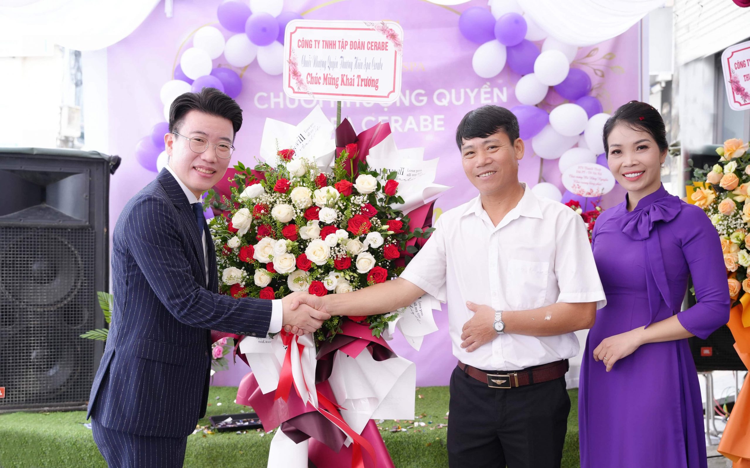Giám đốc Shin Jong Ho thân tặng lãng hoa tưới chúc mừng cho anh chị chủ Spa Cerabe