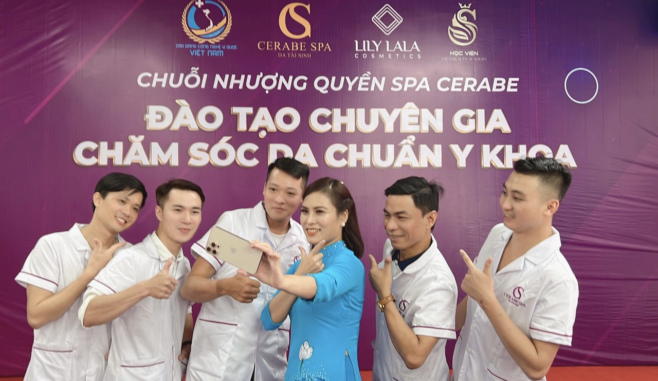 5 chuyên gia nam xuất sắc của K9 chụp ảnh cùng giảng viên Nguyễn Bình