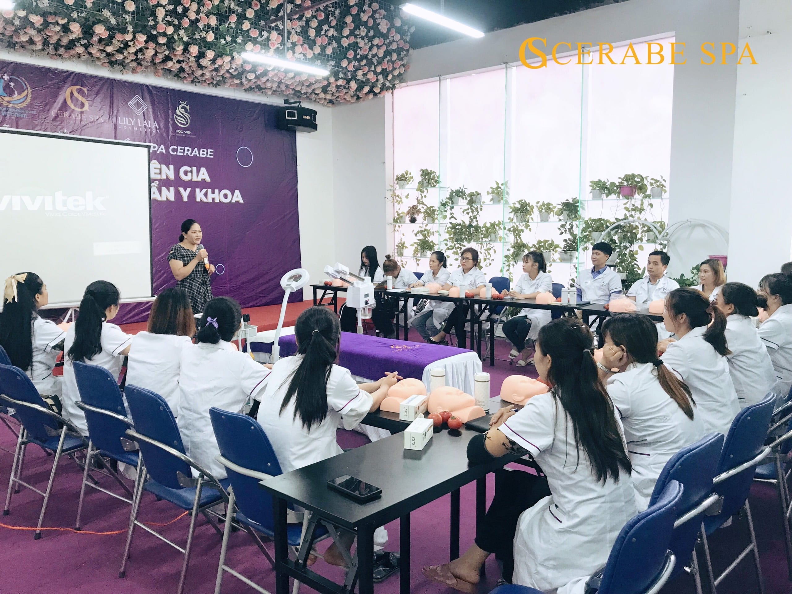 Chuyên gia Nguyễn Thu - Tân chủ Spa Cerabe cơ sở 2 chia sẻ trong buổi đào tạo